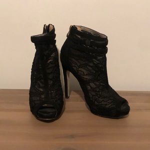 Annie Pinky size 6 peep toe booties